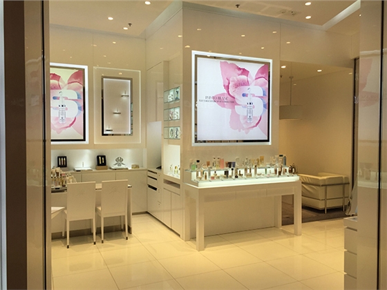 訂制烤漆展柜的優(yōu)勢 訂制烤漆展柜的優(yōu)勢