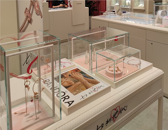 商場(chǎng)珠寶展柜廠