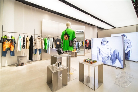 服裝展柜供貨廠家 服裝展柜供貨廠家