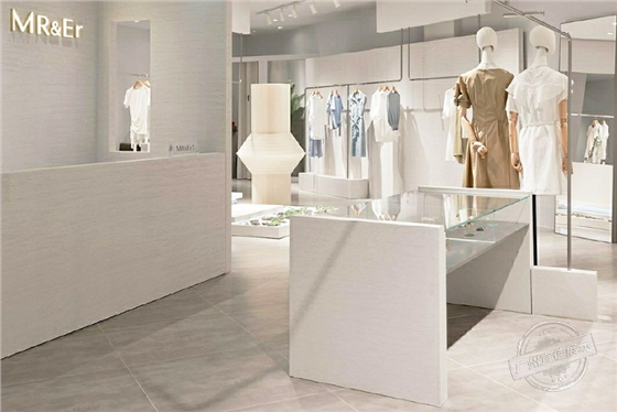 定做品牌服裝展柜