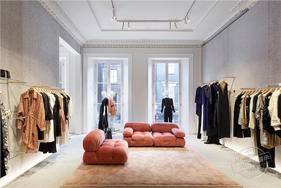 女裝服裝店的展柜