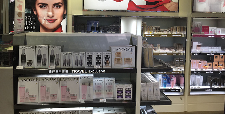 怎樣預防化妝品展柜在使用后出現(xiàn)的掉漆或小顆粒