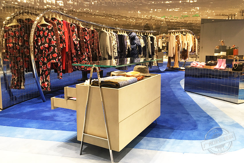 Marni 奢侈品展柜