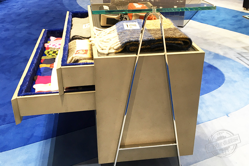 Marni 奢侈品展柜