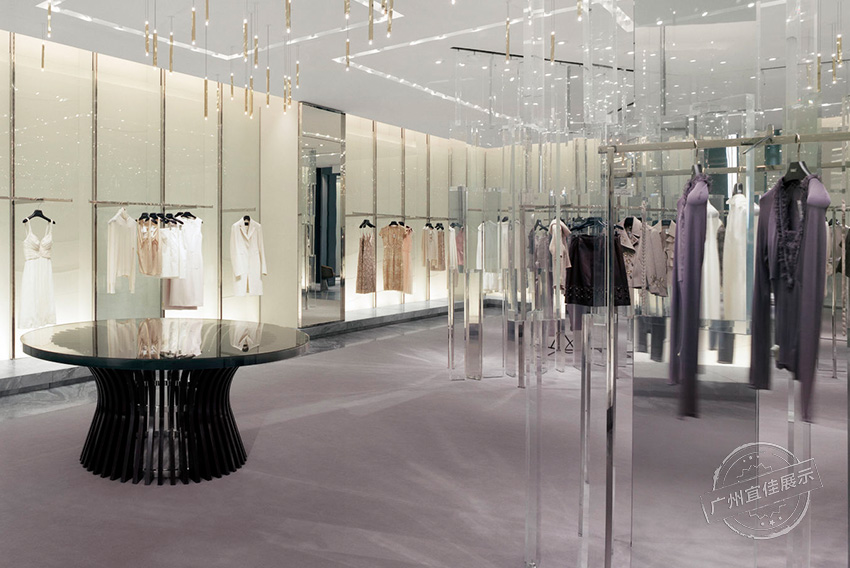 Holt-Renfrew 服裝展柜 