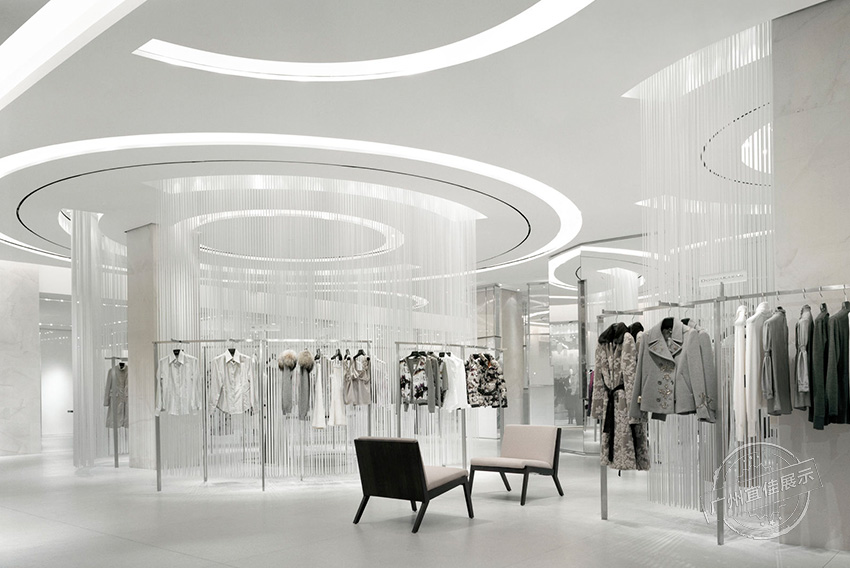 Holt-Renfrew 服裝展柜 