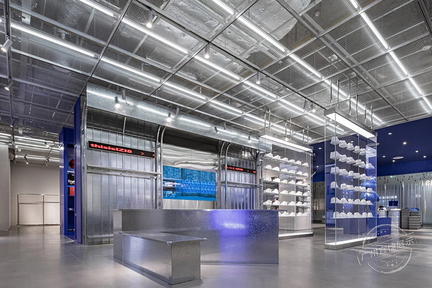 ThisisIZI8克萊因藍 服裝展柜