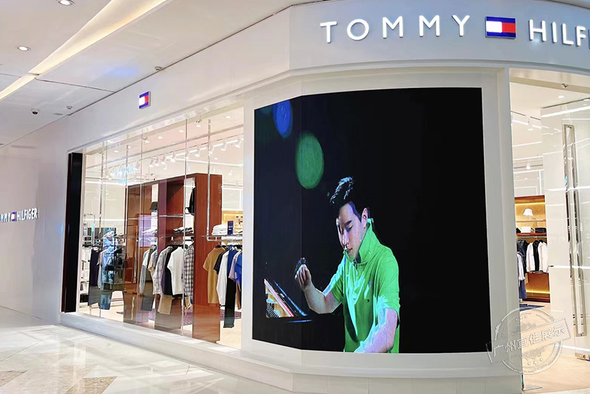 Tommy 服裝展柜