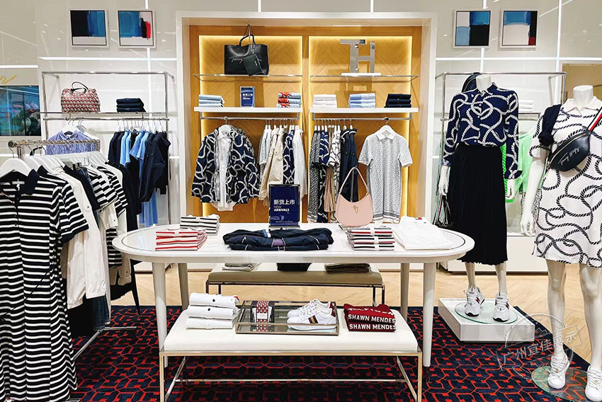Tommy 服裝展柜