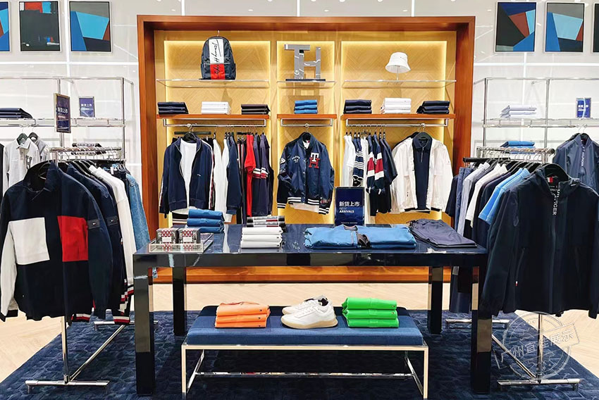 Tommy 服裝展柜