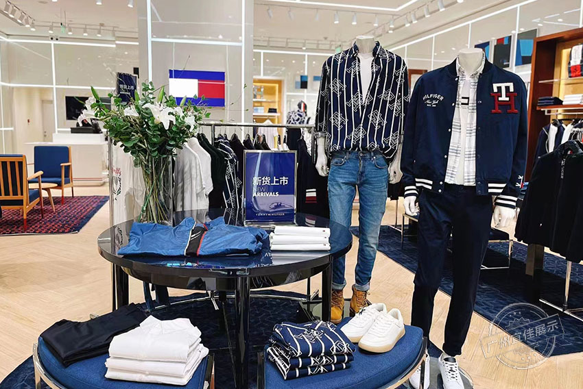 Tommy 服裝展柜