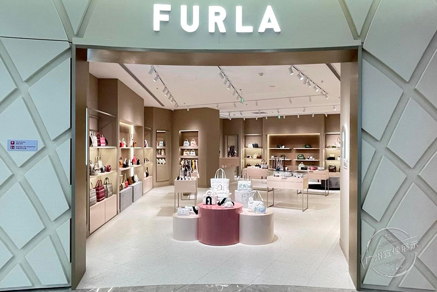 Furla 包包展柜（三亞免稅店）