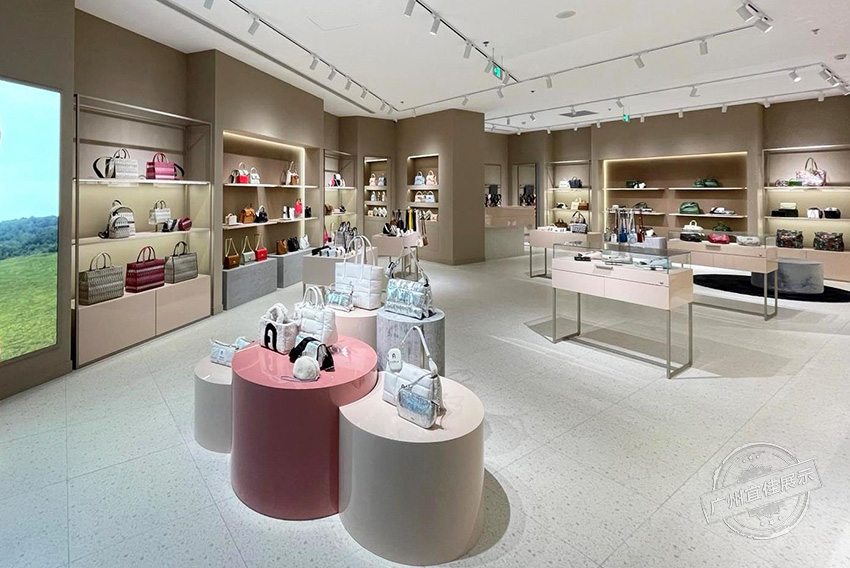 Furla 包包展柜（三亞免稅店）