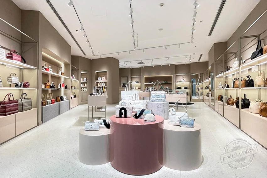 Furla 包包展柜（三亞免稅店）