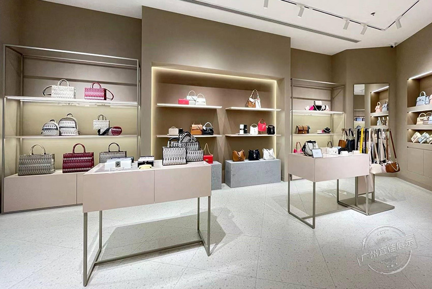 Furla 包包展柜（三亞免稅店）