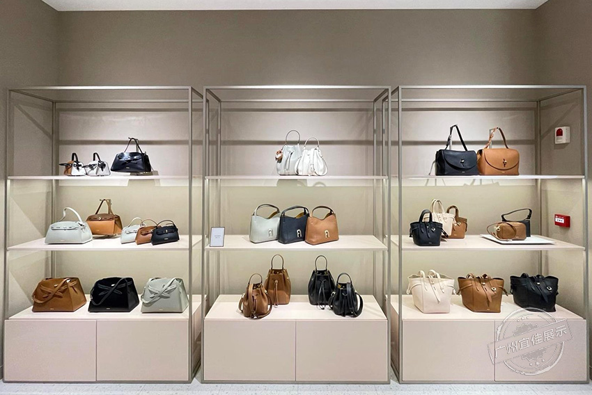Furla 包包展柜（三亞免稅店）