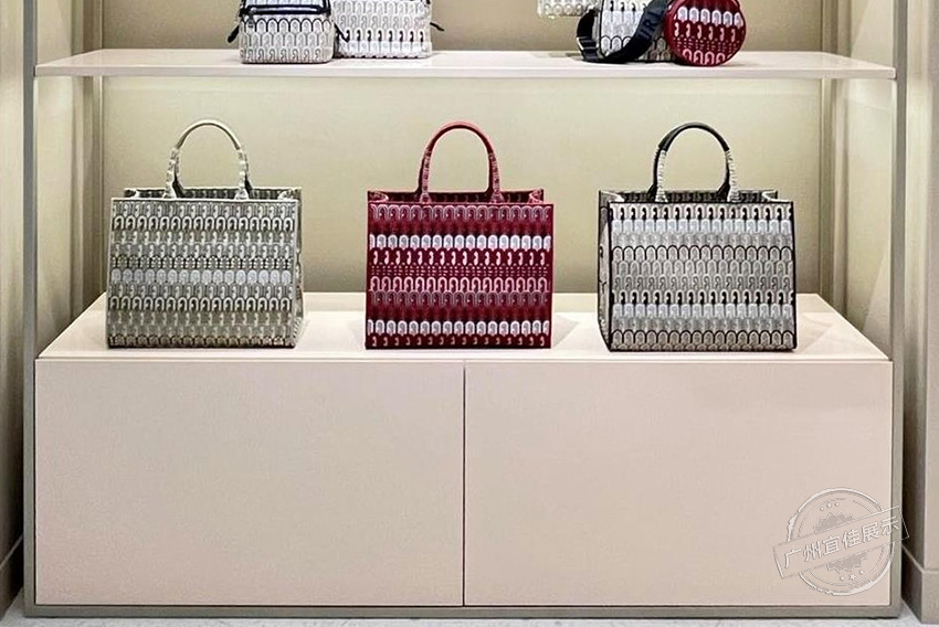 Furla 包包展柜（三亞免稅店）