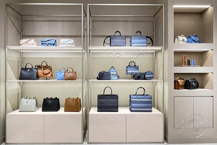 Furla 包包展柜（三亞免稅店）