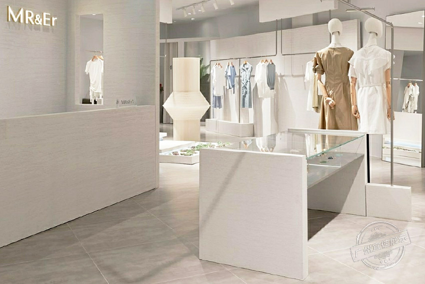 定做品牌服裝展柜