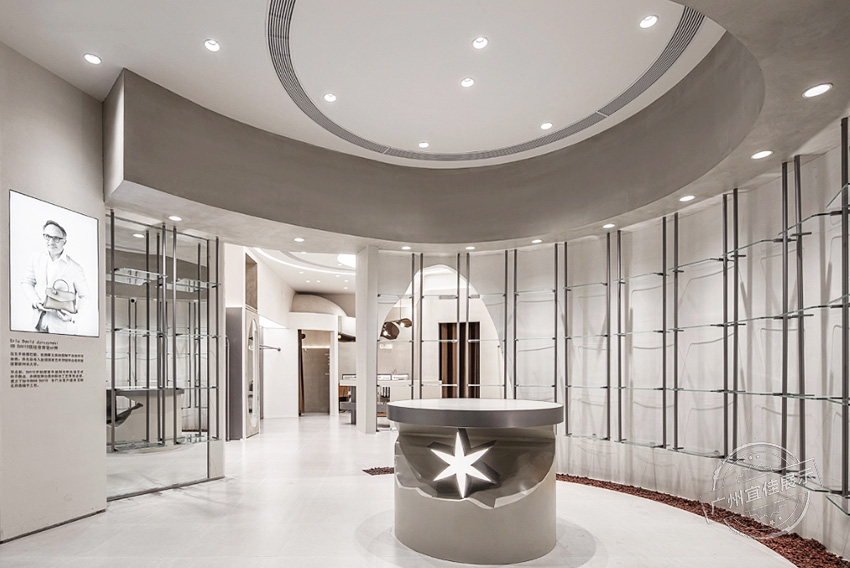 買(mǎi)手店R.JIE 服裝展柜