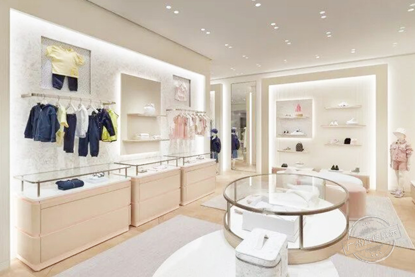 Baby Dior精品店 服裝展柜