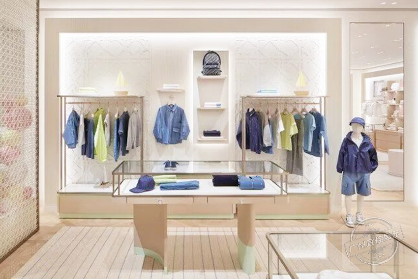 Baby Dior精品店 服裝展柜