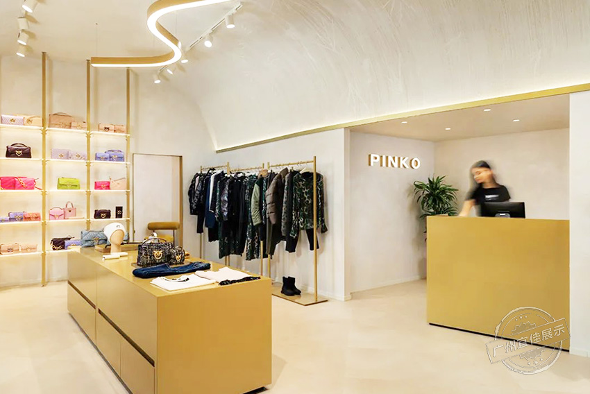 PINKO 服裝展柜