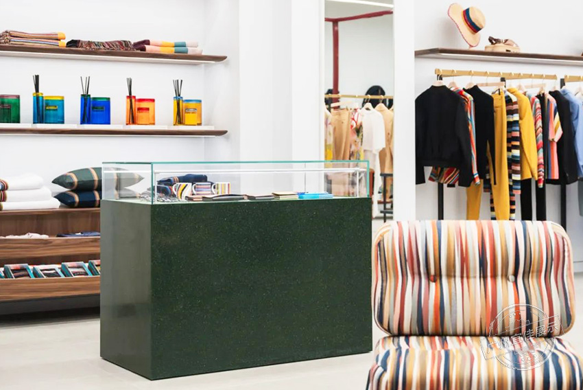Paul Smith 服裝展柜