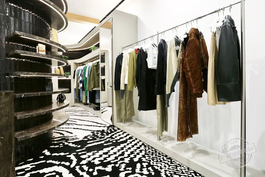 Loewe羅意威 服裝展柜