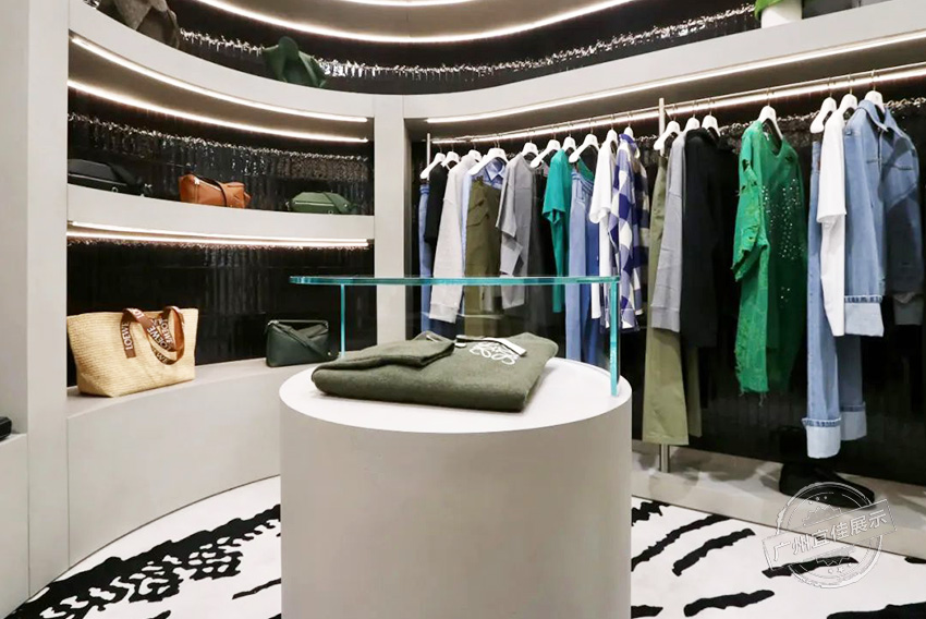 Loewe羅意威 服裝展柜