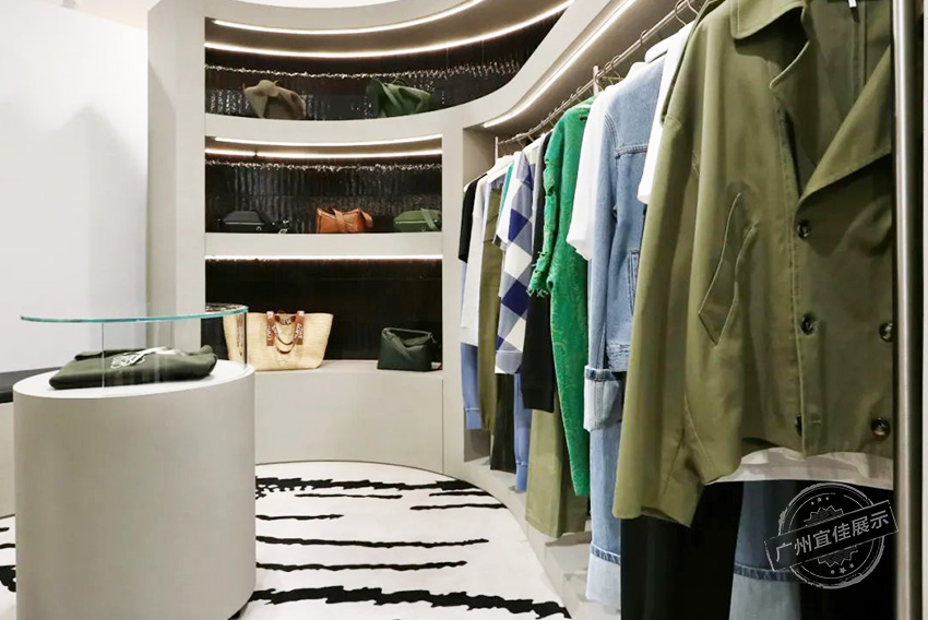 Loewe羅意威 服裝展柜