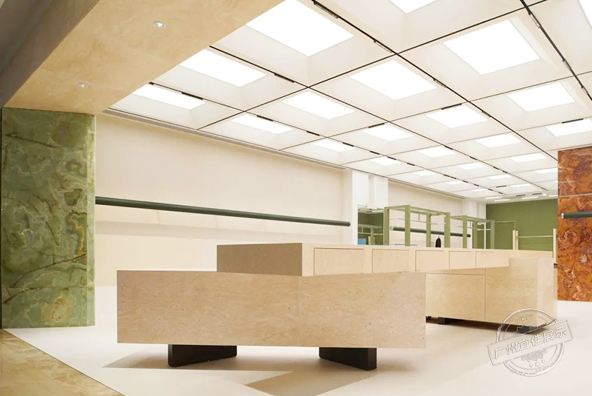 UIXIU精品店 服裝展柜