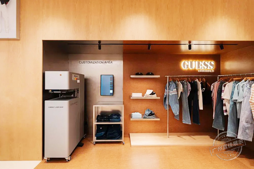 Guess Jeans 服裝展柜
