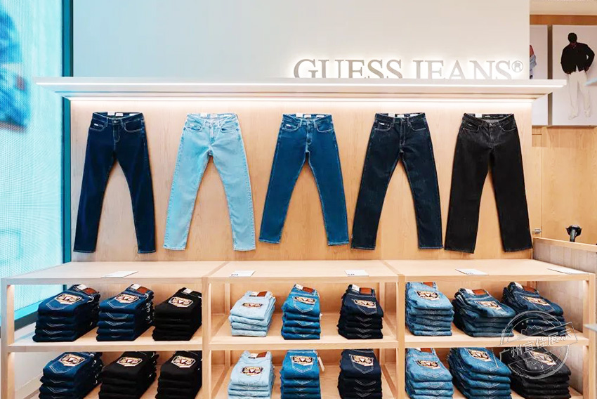 Guess Jeans 服裝展柜