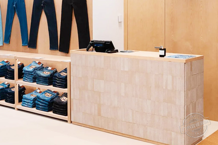 Guess Jeans 服裝展柜