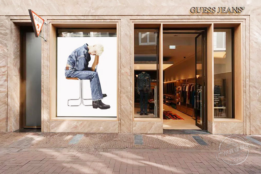 Guess Jeans 服裝展柜