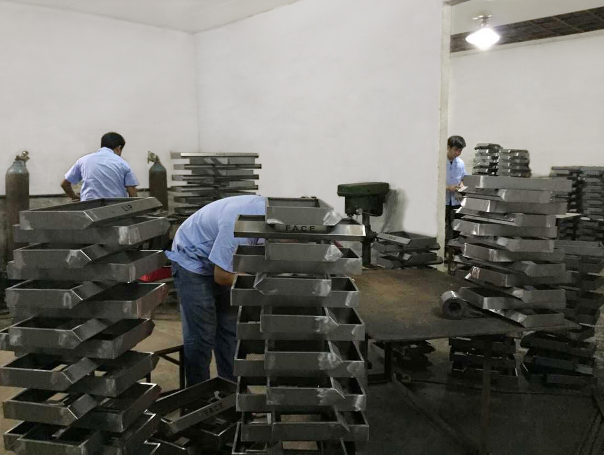 展柜制作五金工藝區(qū)