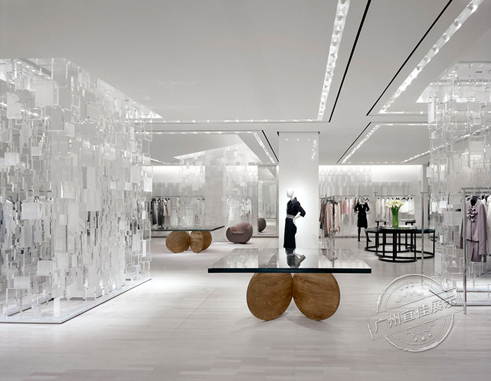 Holt-Renfrew 服裝展柜