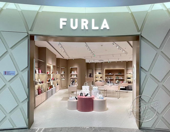 Furla 包包展柜（三亞免稅店）