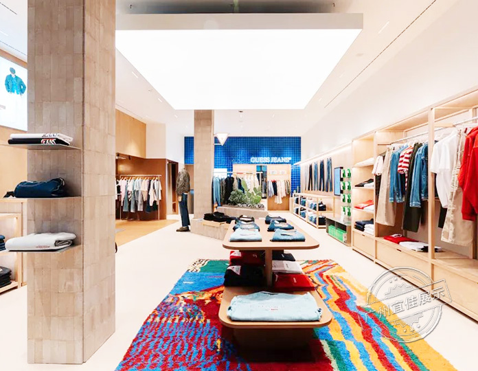 Guess Jeans 服裝展柜